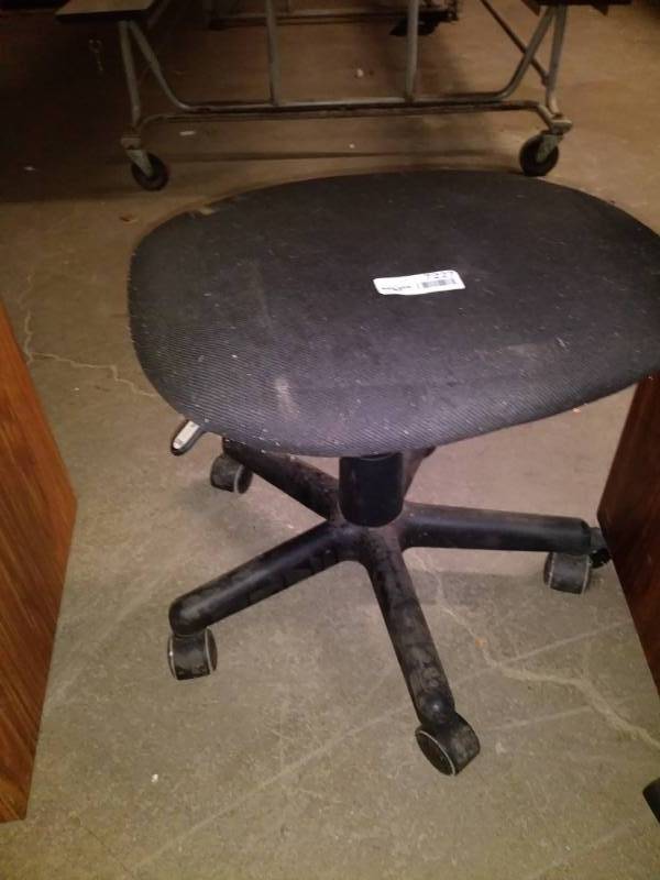 lot 7227 image: stool on wheels.
