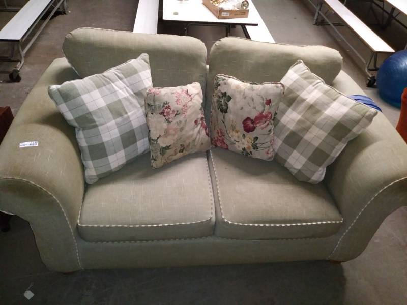 lot 7230 image: Love seat with couch pillows.