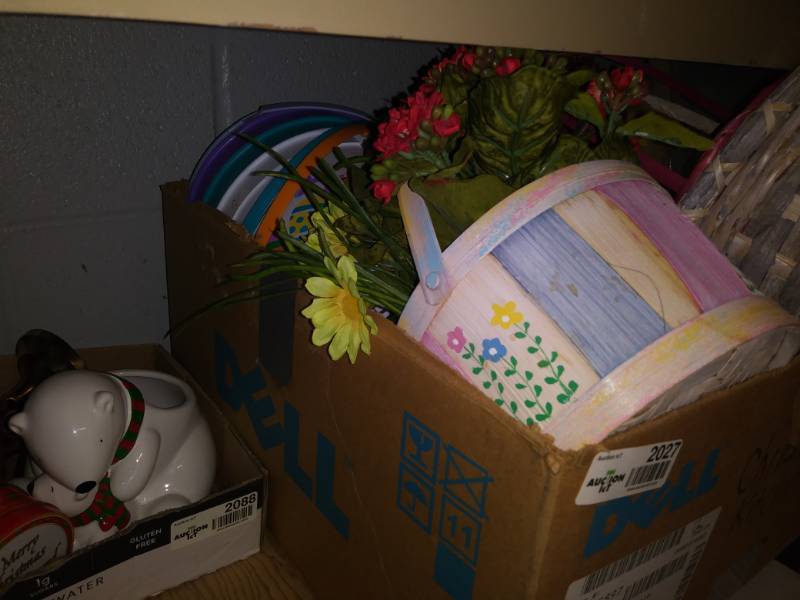 lot 7237 image: Lot with baskets, christmas decor, table place mats and more.