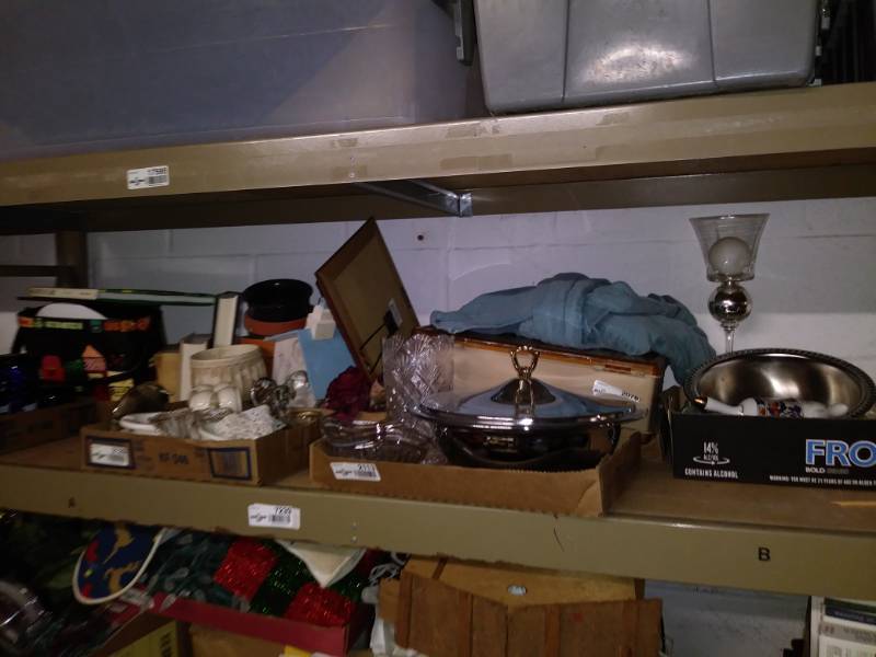 lot 7239 image: Lot with christmas decor, books, vases and more.