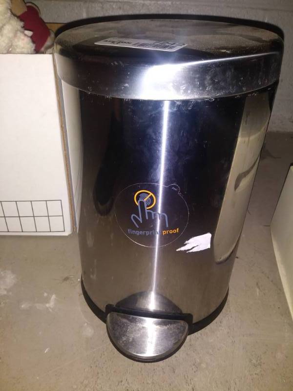 lot 7242 image: Small trash can.