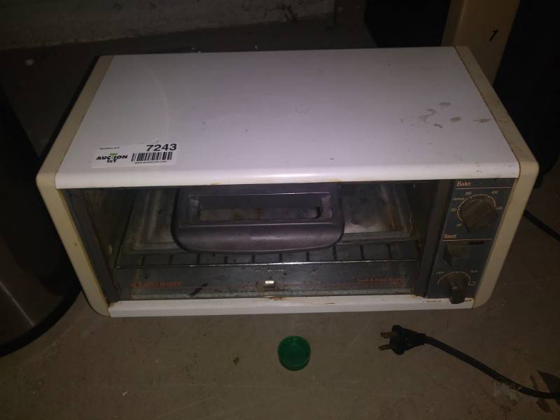 lot 7243 image: Black and Decker toaster oven.