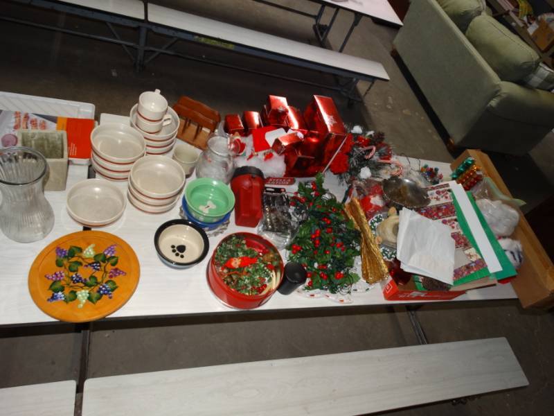 lot 7209 image: Lot with christmas decor and glassware.