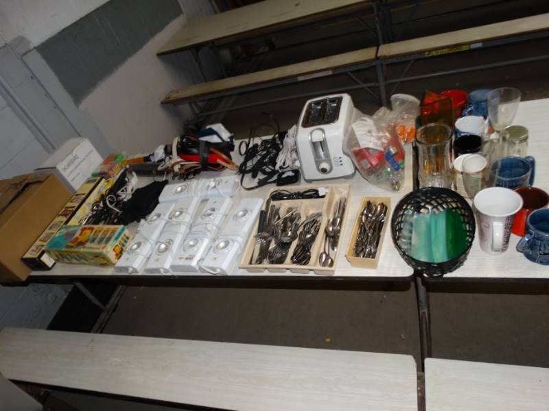 lot 7213 image: Lot with flash cards, drawer organizer, Vase, night light and more.