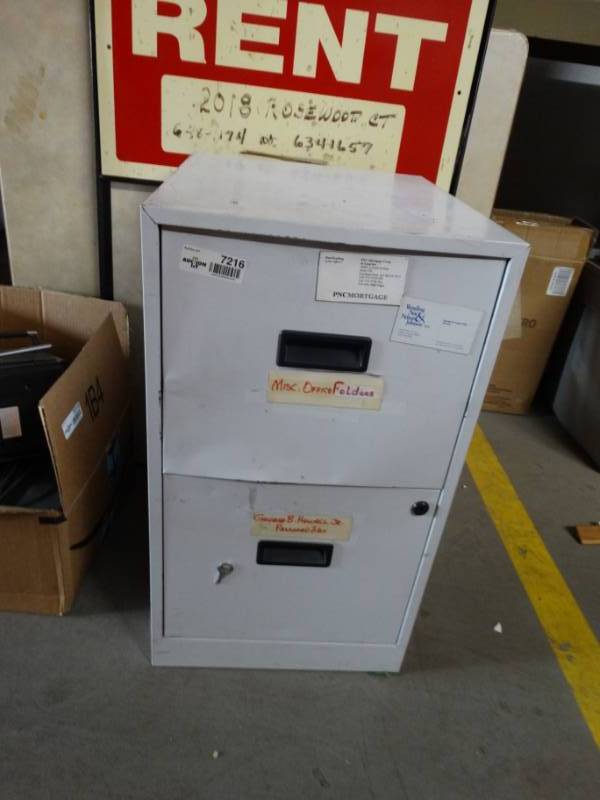 lot 7216 image: Metal 2 drawer fie cabinet with key.