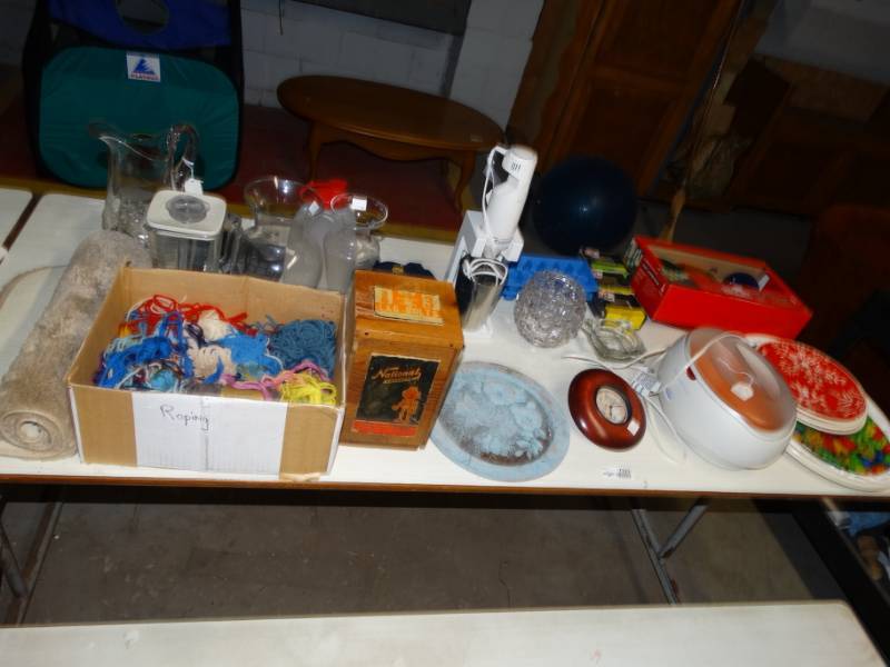 lot 7222 image: Lot with kitchen cookware and dishware.