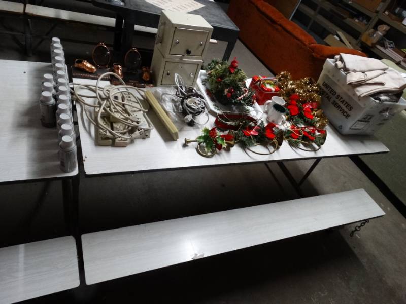lot 7217 image: Lot with home decor, curtains, hand towels and more.