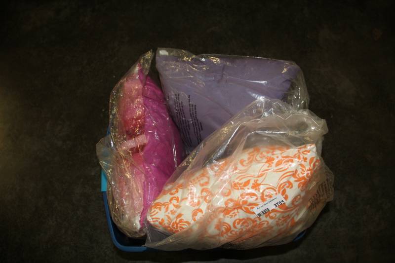 lot 1375 image: Box of Throw Pillows