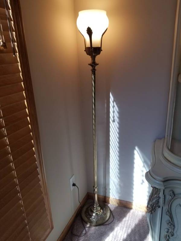 lot 4 image: Art Deco Brass Vintage Floor Lamp w Shade