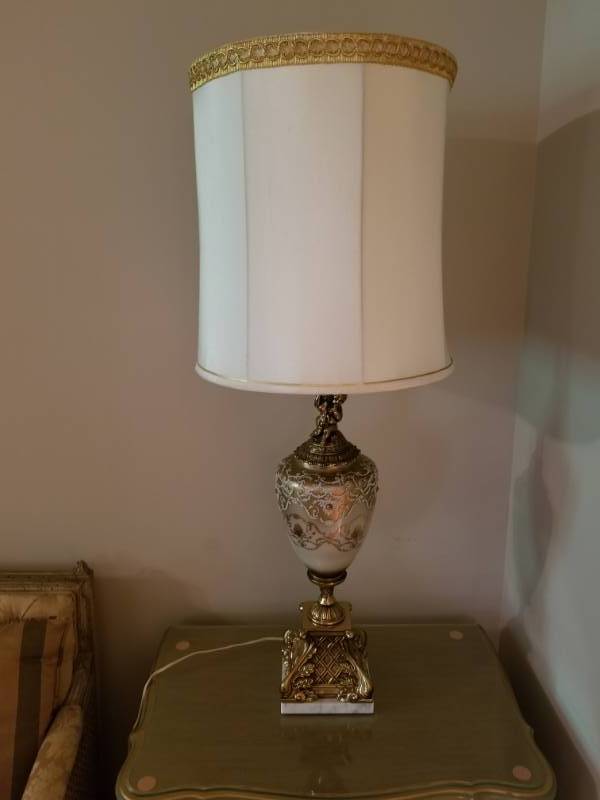lot 21 image: Ornate Gold Electric Table Lamp with shade