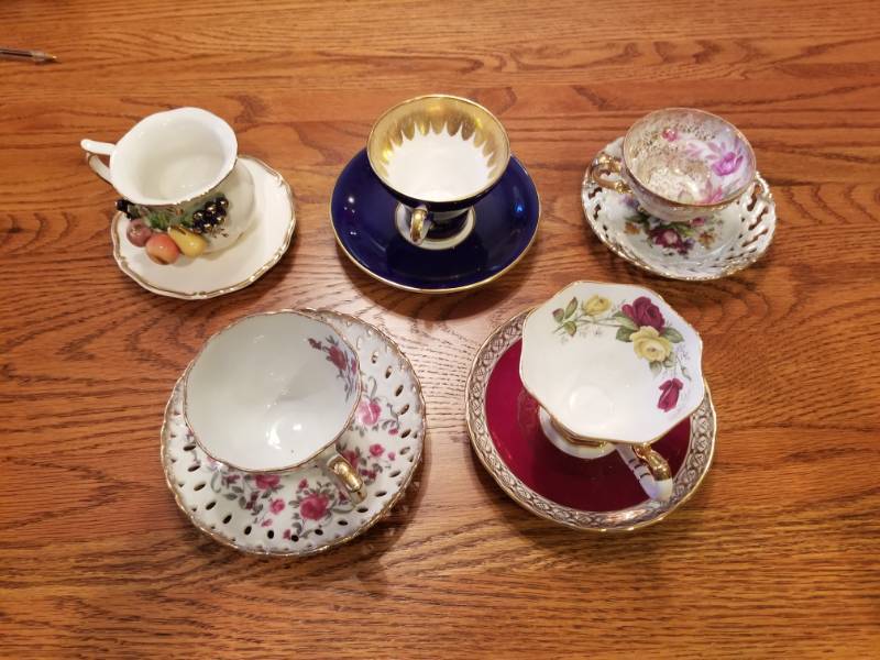 lot 35 image: Lot of 5 Cup  Saucer Sets
