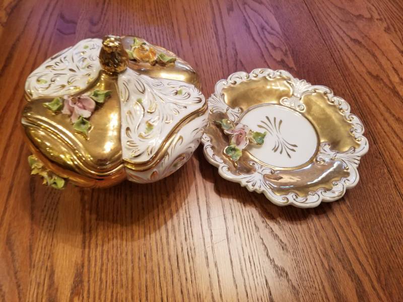 lot 38 image: BeaRose Italian Made Lidded Dish and Plate
