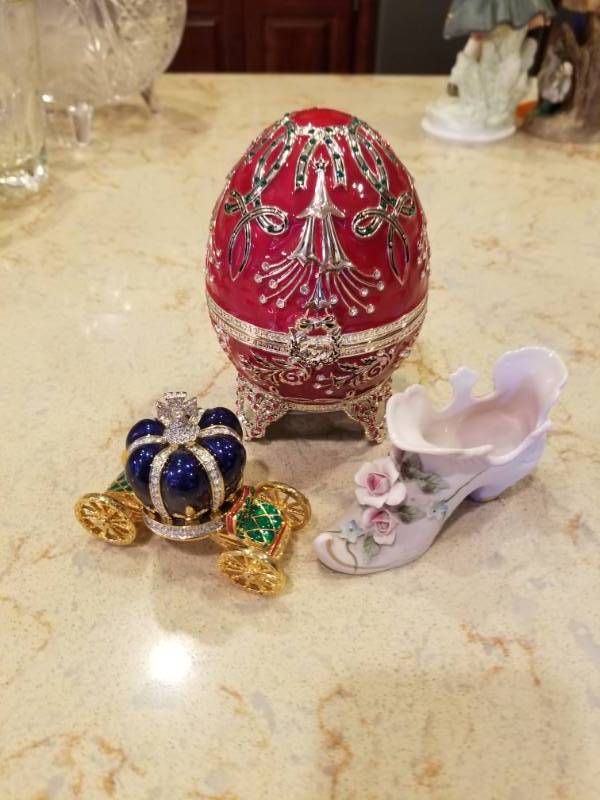 lot 44 image: Sankyo Egg, Lefton China Shoe, Cinderella Coach Figurines