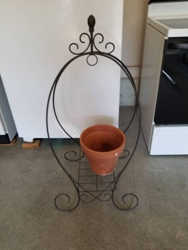 lot 49 image: Black Iron Plant Hanger Stand