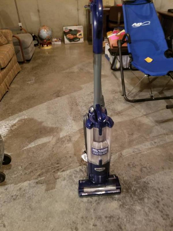 lot 111 image: Shark Vacuum Sweeper