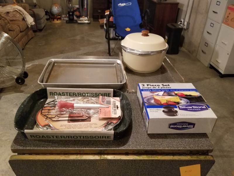 lot 115 image: BakeWare, Roaster, Silverstone 2 pc Set�