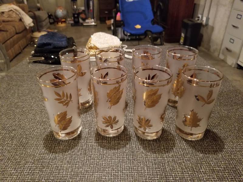 lot 116 image: Libbey Gold Leaf Glasses Set