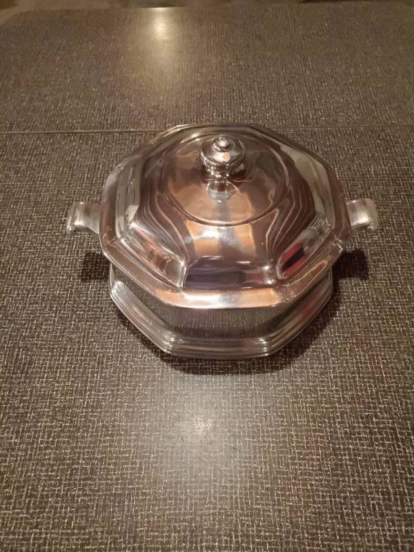 lot 120 image: Wilton-Columbia Octogon Double Handled Lidded Silver Dish