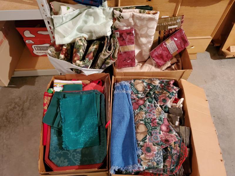 lot 129 image: Tablecloths and Napkins Lots