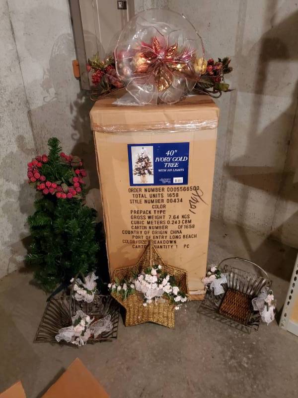 lot 132 image: Christmas Tree, Centerpiece, Bowl, Baskets