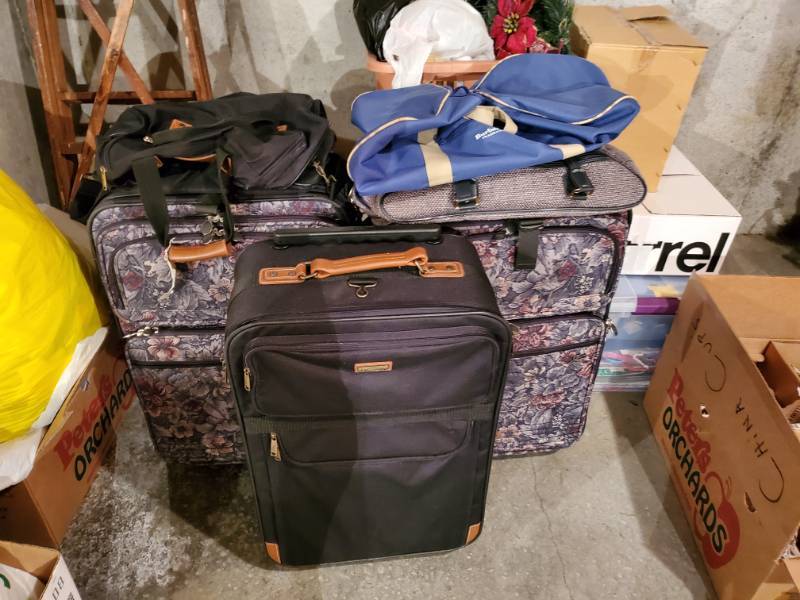 lot 134 image: Suitcases and Duffle Bags Lot