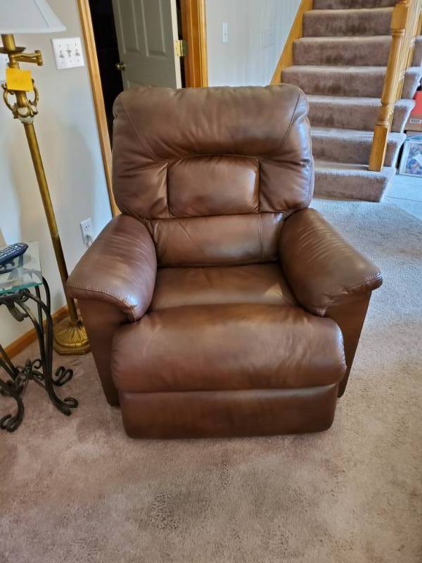 lot 137 image: Crowley Furniture Flex Steel Leather Electric Recliner