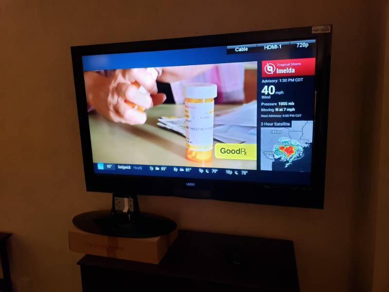 lot 7421 image: Vizio HDMI HD TV.