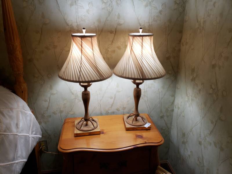lot 7428 image: 2 nice matching decorative lamps.