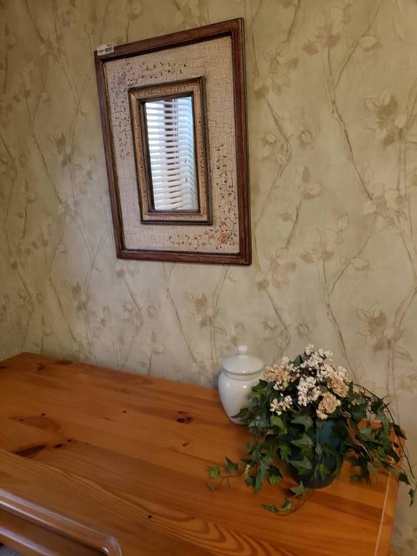 lot 7431 image: Smalll mirror in frame.