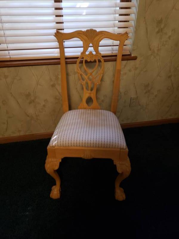 lot 7433 image: Nice wooden chair with eagle claw feet on front two legs.