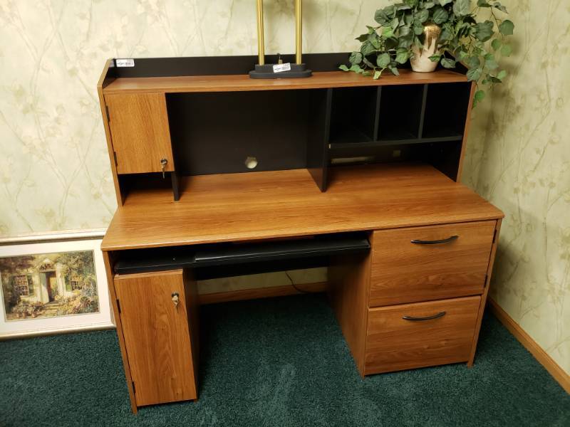 lot 7437 image: Nice computer desk with lockable doors and keys.