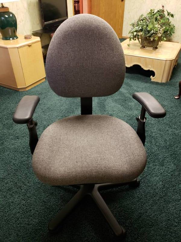 lot 7438 image: Office chair.