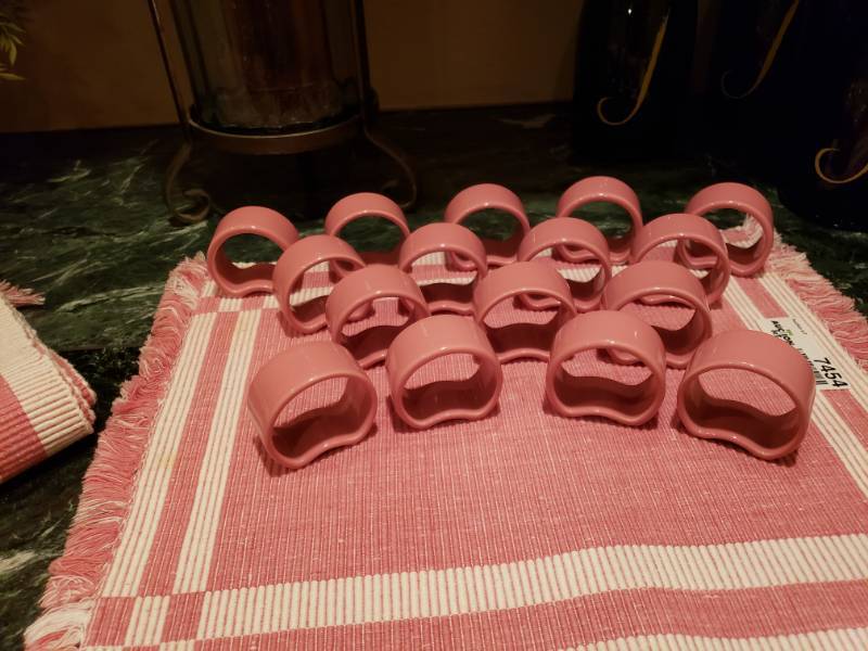 lot 7454 image: 16 Audrey napkin holders.