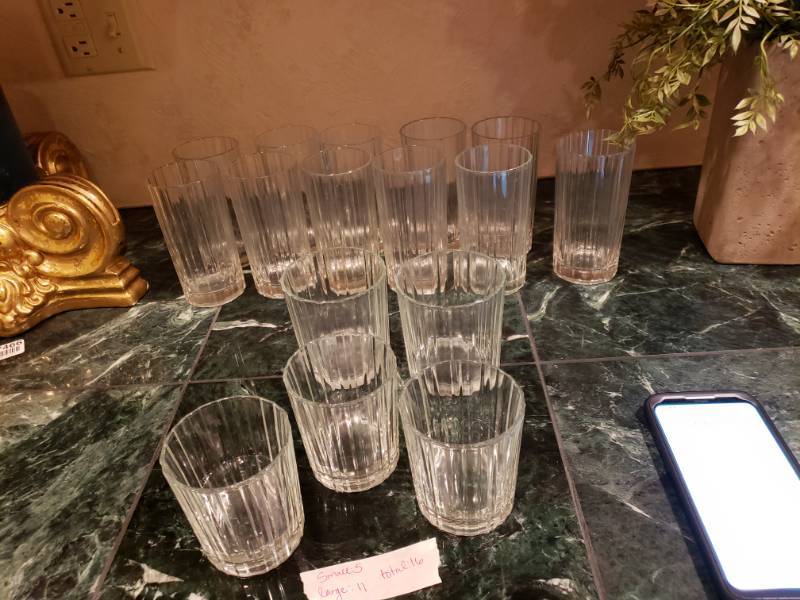 lot 7465 image: Drinking glass set.