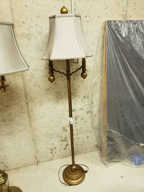 lot 7468 image: Standing floor lamp.