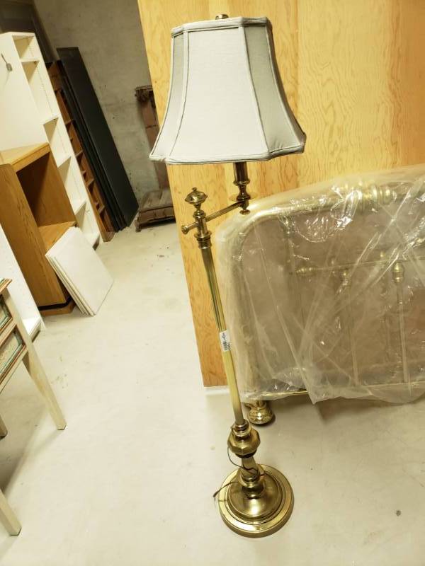 lot 7469 image: Standing floor lamp.