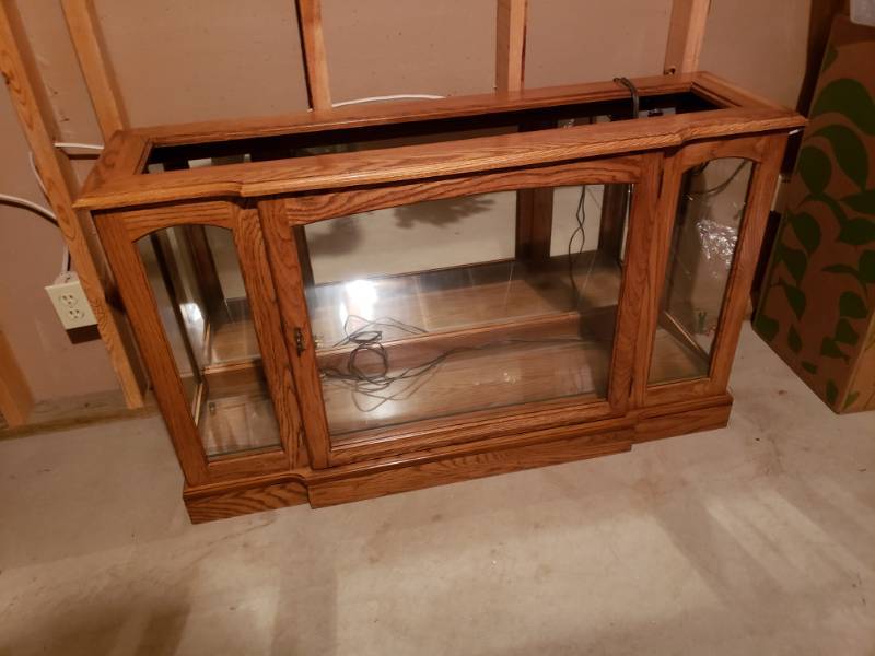 lot 7475 image: Curio cabinet.