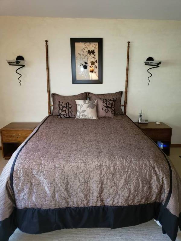 lot 7480 image: Bamboo Style Head Board and Queens Sized Comforter Set