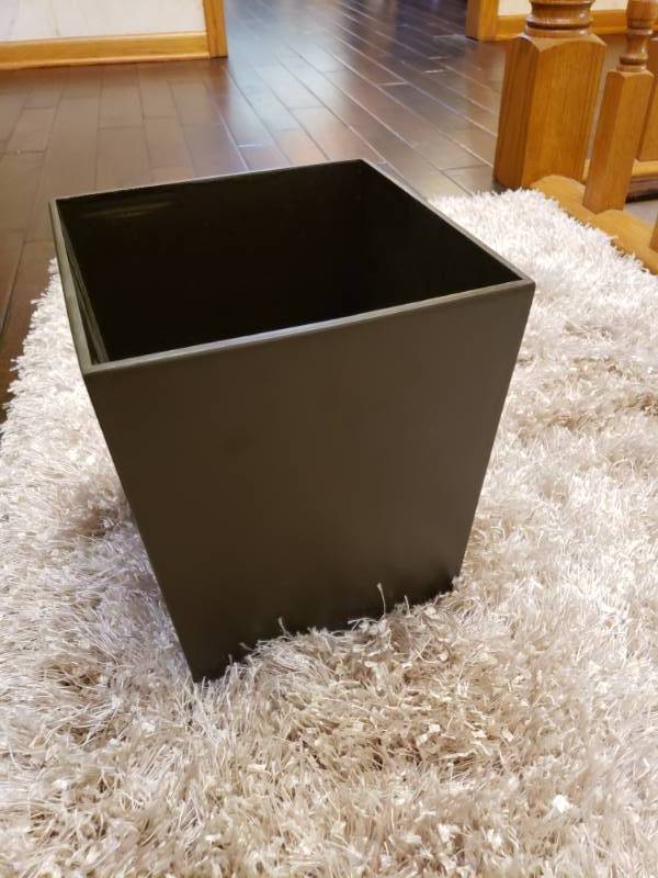 lot 7489 image: Small bathroom trashcan.