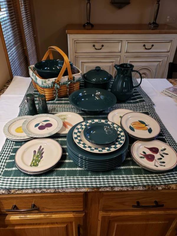 lot 7492 image: Hartstone kitchen glassware set.