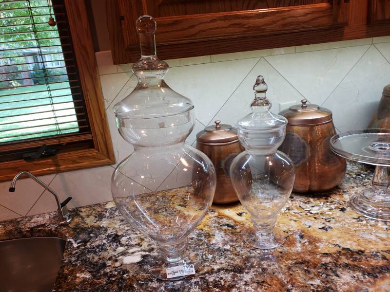 lot 7496 image: 2 Glass vases with lids.