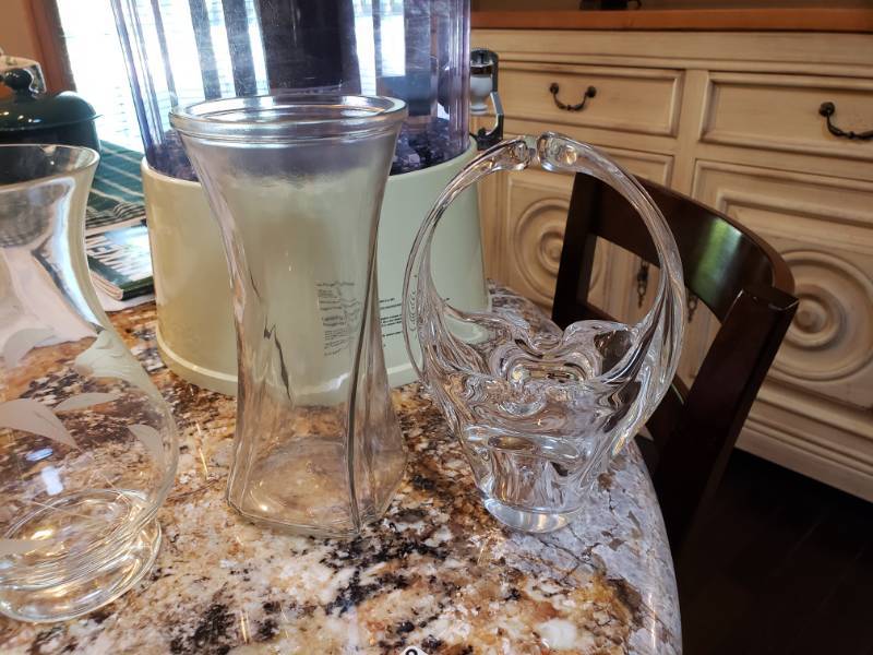 lot 7502 image: 4 Glass vases and glass basket decor.