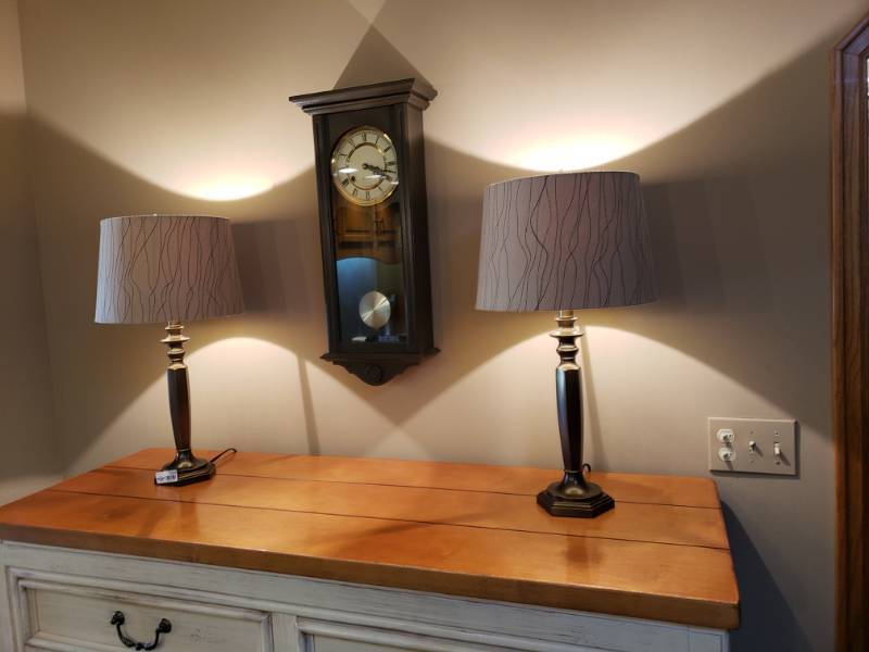 lot 7504 image: 2 Decorative table lamps.