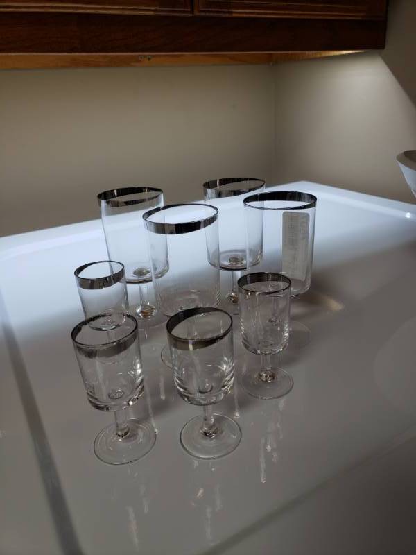 lot 7507 image: 8pc Glass set.