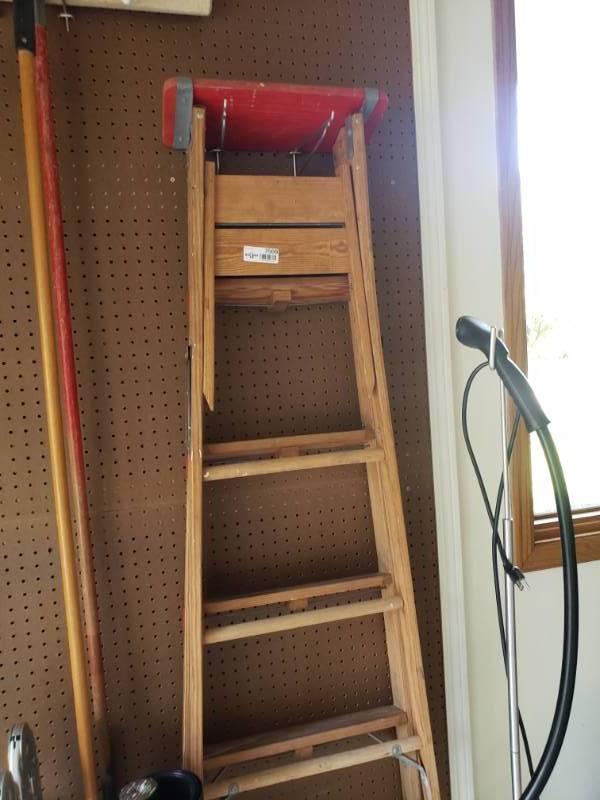lot 7509 image: 4 step wood ladder.