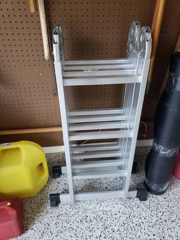lot 7511 image: Fold up metal extension ladder.