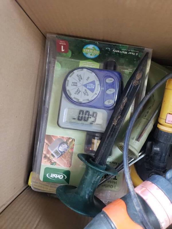 lot 7516 image: Lot of garden supplies.