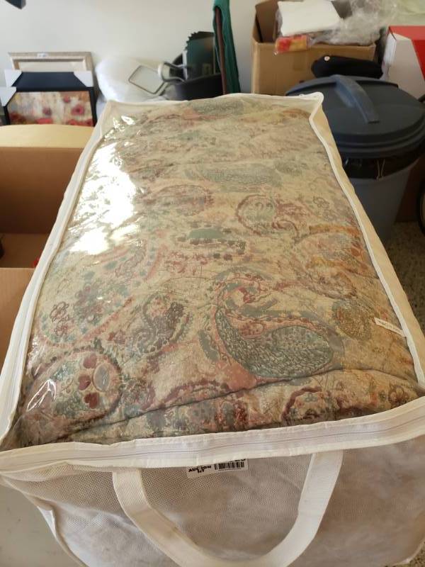 lot 7520 image: Bedding set with pillows