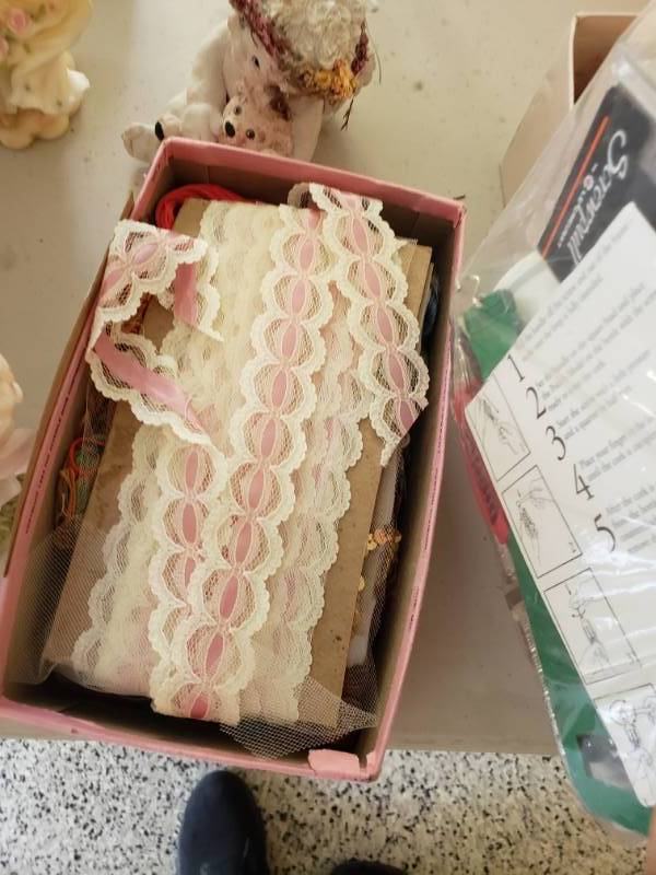 lot 7524 image: Lot of sewing Accessories and fabric strips