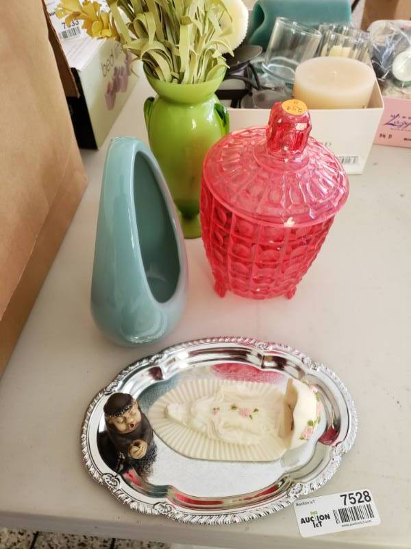 lot 7528 image: Lot of assorted home decor